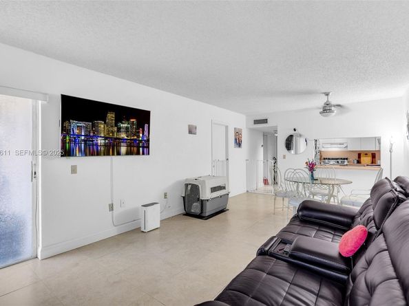 1900 W 68th St F302, Hialeah FL 33014