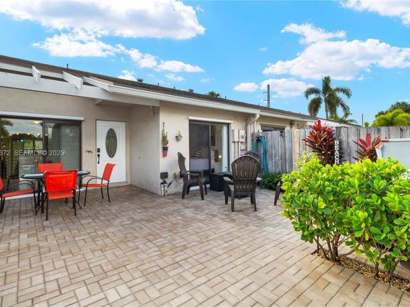 1056 E Lakes Dr, Deerfield Beach FL 33064