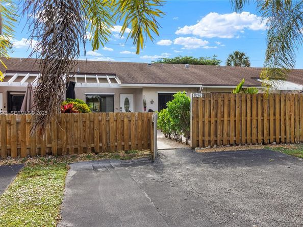 1056 E Lakes Dr, Deerfield Beach FL 33064