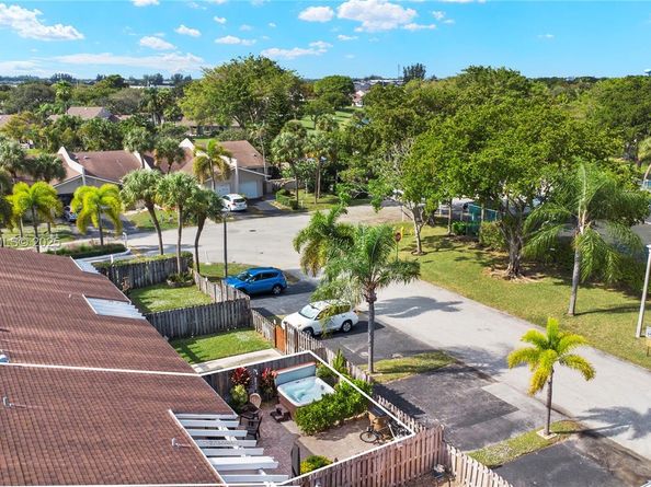 1056 E Lakes Dr, Deerfield Beach FL 33064