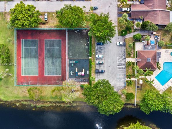 1056 E Lakes Dr, Deerfield Beach FL 33064