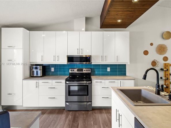 1056 E Lakes Dr, Deerfield Beach FL 33064