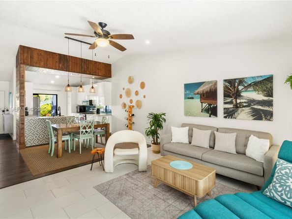 1056 E Lakes Dr, Deerfield Beach FL 33064