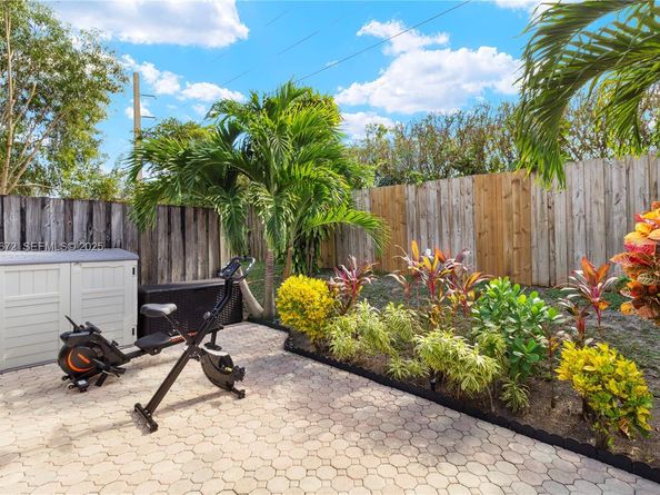 1056 E Lakes Dr, Deerfield Beach FL 33064