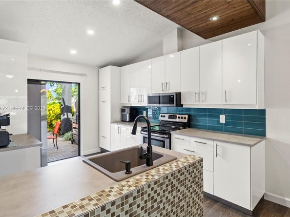 1056 E Lakes Dr, Deerfield Beach FL 33064