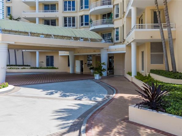 888 Brickell Key Dr 1807, Miami FL 33131