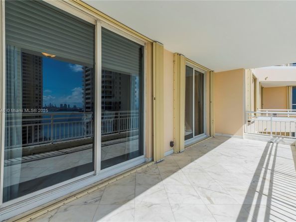 888 Brickell Key Dr 1807, Miami FL 33131