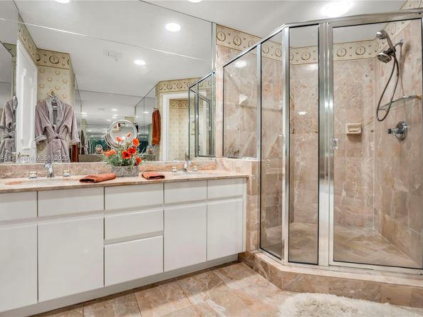 888 Brickell Key Dr 1807, Miami FL 33131