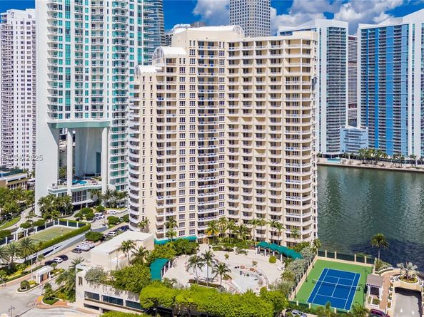 888 Brickell Key Dr 1807, Miami FL 33131