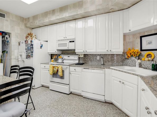 888 Brickell Key Dr 1807, Miami FL 33131