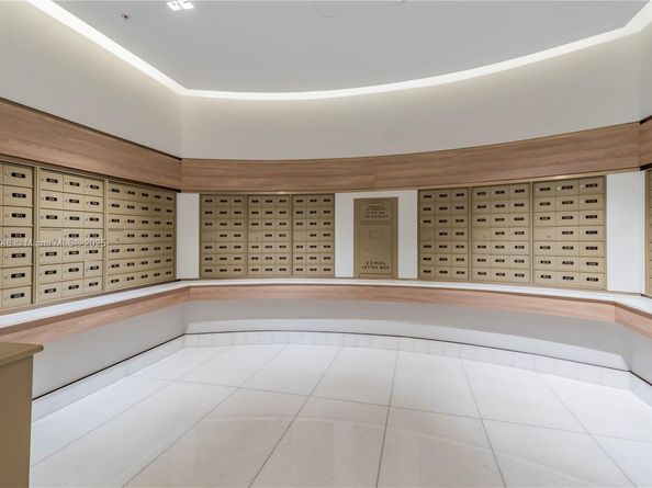 888 Brickell Key Dr 1807, Miami FL 33131
