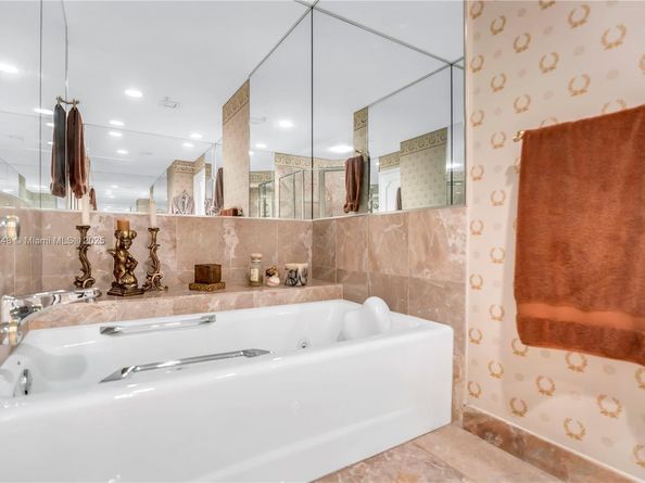 888 Brickell Key Dr 1807, Miami FL 33131