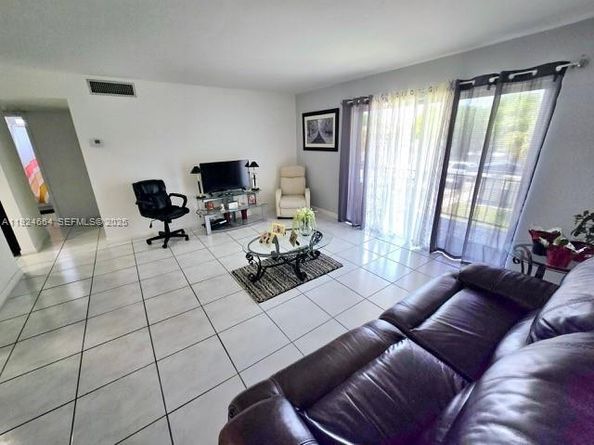 10375 N Kendall Dr J7, Miami FL 33176
