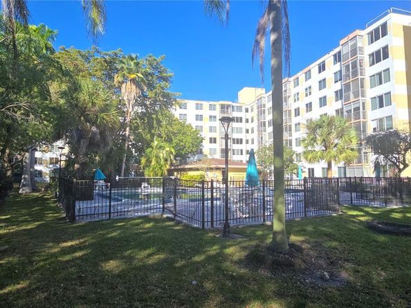 17890 W Dixie Hwy 515, North Miami Beach FL 33160