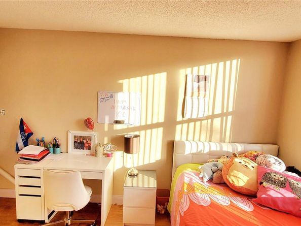 17890 W Dixie Hwy 515, North Miami Beach FL 33160