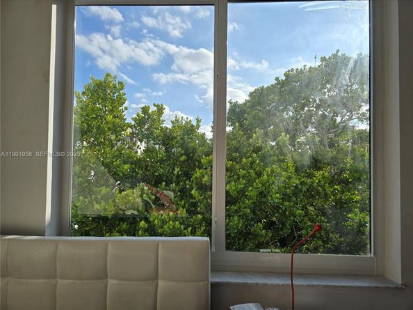 17890 W Dixie Hwy 515, North Miami Beach FL 33160