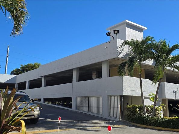 17890 W Dixie Hwy 515, North Miami Beach FL 33160