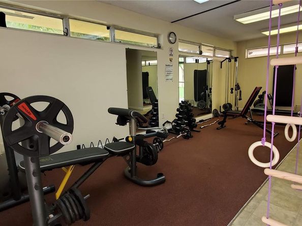 17890 W Dixie Hwy 515, North Miami Beach FL 33160