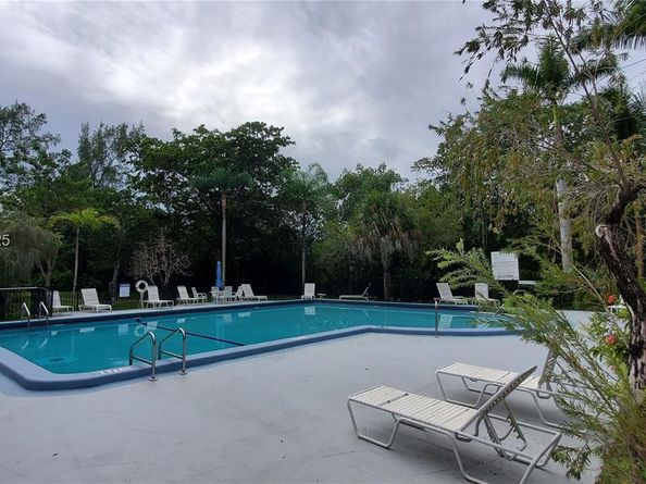 17890 W Dixie Hwy 515, North Miami Beach FL 33160