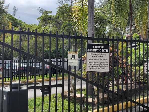 17890 W Dixie Hwy 515, North Miami Beach FL 33160