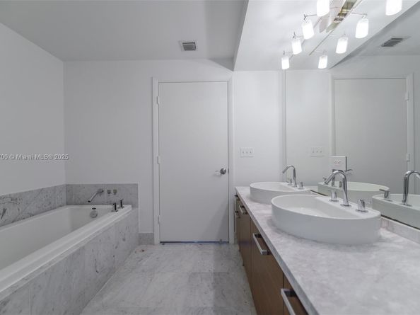 253 NE 2nd St 3902, Miami FL 33132