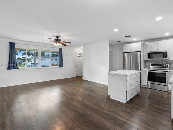 1301 NW 87th Way, Pembroke Pines FL 33024