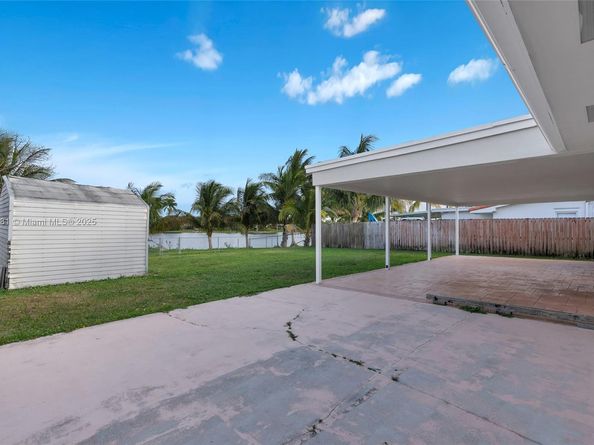 1301 NW 87th Way, Pembroke Pines FL 33024