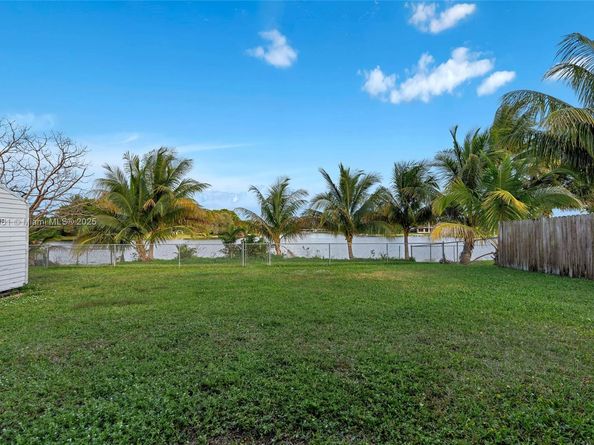 1301 NW 87th Way, Pembroke Pines FL 33024