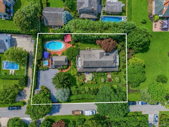 8 Jackson Avenue, East Quogue NY 11942