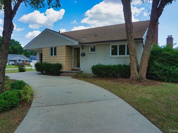 108 Glen Road, North Babylon NY 11703