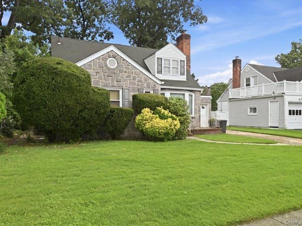 8 Redwood Road, New Hyde Park NY 11040