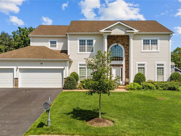 29 Hamlet Woods Drive, Saint James NY 11780