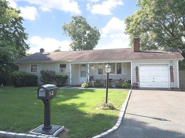 12 Acorn Street, Ronkonkoma NY 11779