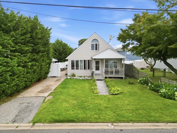 95 E Riviera Drive, Lindenhurst NY 11757