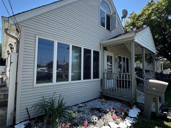 95 E Riviera Drive, Lindenhurst NY 11757