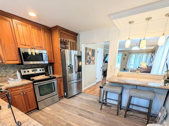 35 E Jackson Avenue E, Babylon NY 11702