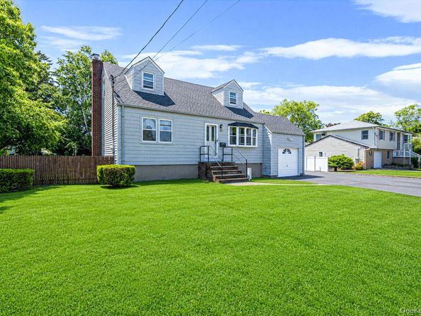 Undisclosed Address #1006684, Lindenhurst NY 11757