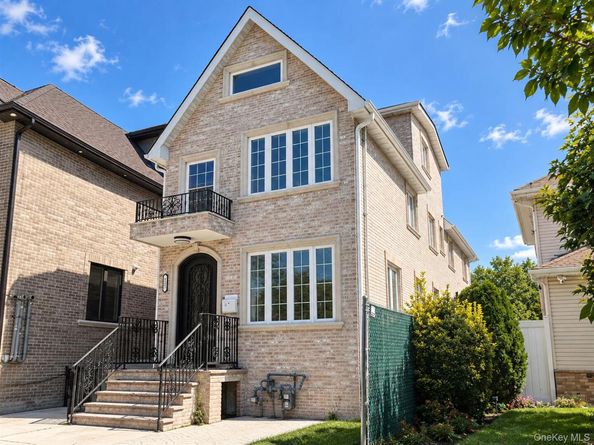 7-17 college Place, College Point NY 11356