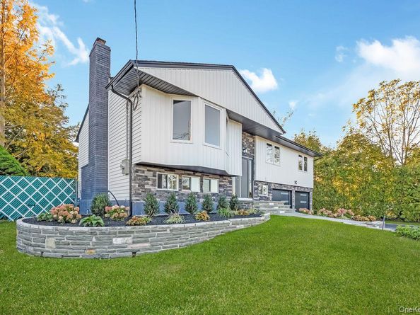 27 Clinton Lane, Hicksville NY 11801