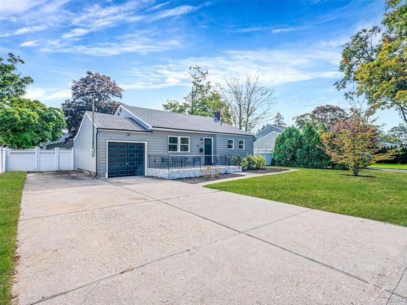 29 Edgewater Avenue, Bayport NY 11705