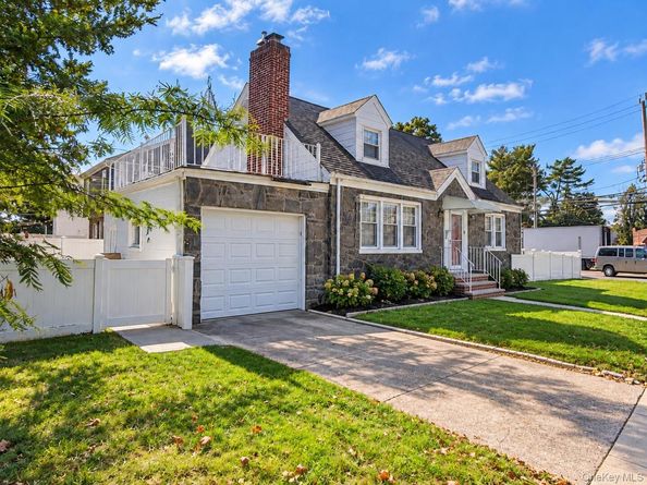 2 Oak Drive, New Hyde Park NY 11040