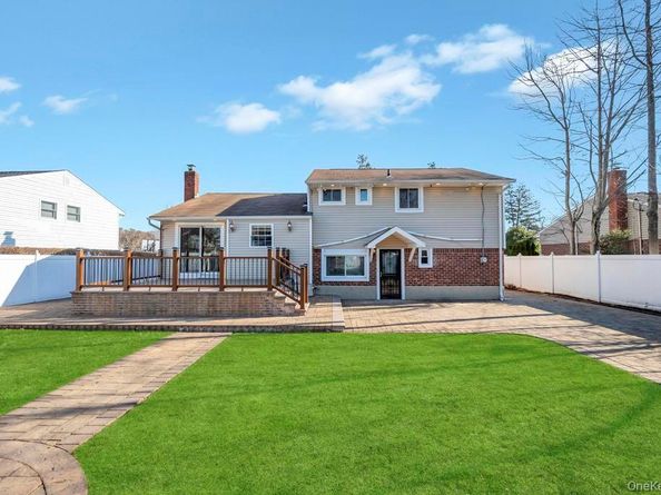 16 Phipps Lane, Plainview NY 11803