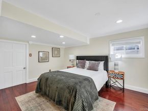 16 Phipps Lane, Plainview NY 11803