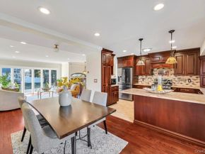 16 Phipps Lane, Plainview NY 11803