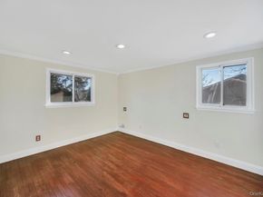 16 Phipps Lane, Plainview NY 11803