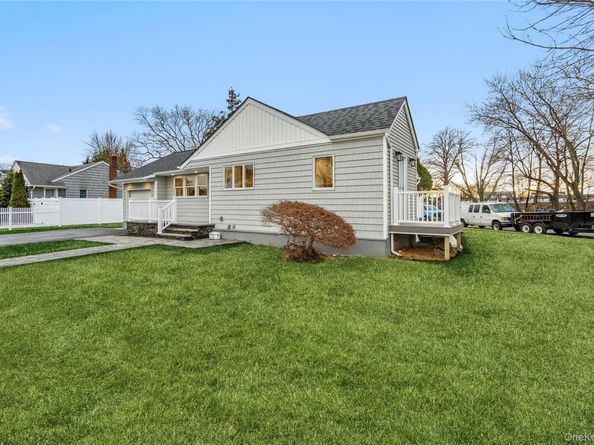 2 Mohegan Drive, Massapequa NY 11758