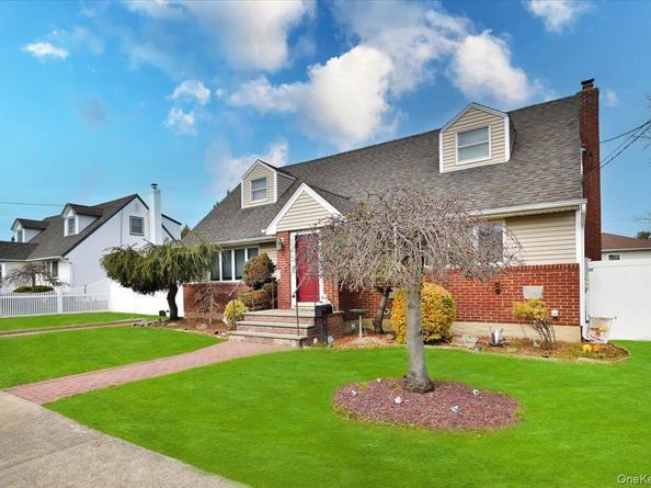 265 N Syracuse Avenue, Massapequa NY 11758
