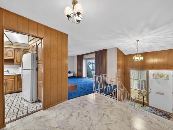 50 Netto Lane, Plainview NY 11803