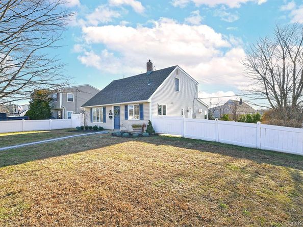 40 Knoll Lane, Levittown NY 11756