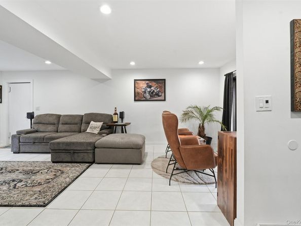 76 Kensington Oval, New Rochelle NY 10805